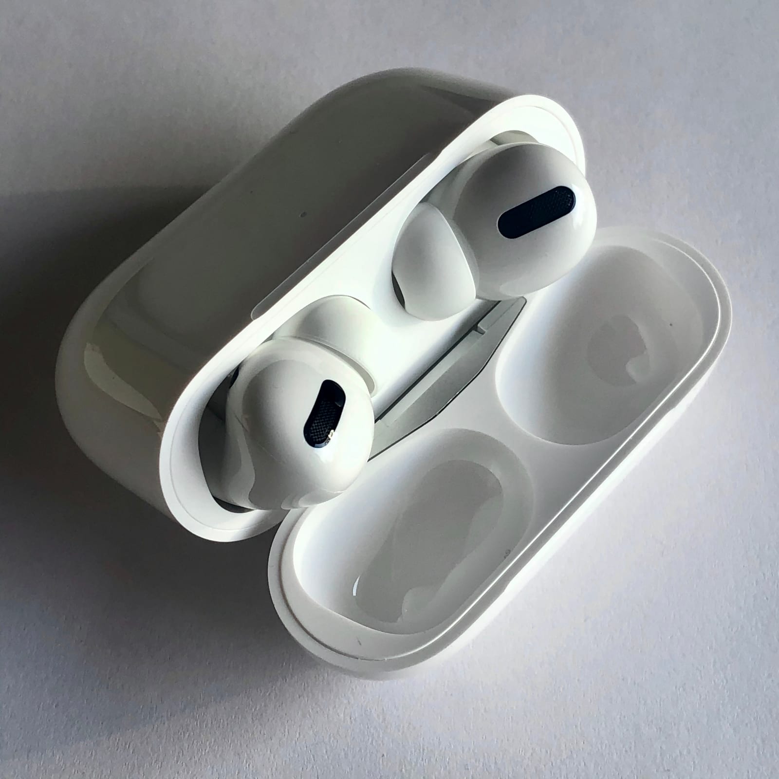 Hộp Sạc MagSafe AirPods Pro (USB-C), mặt trước