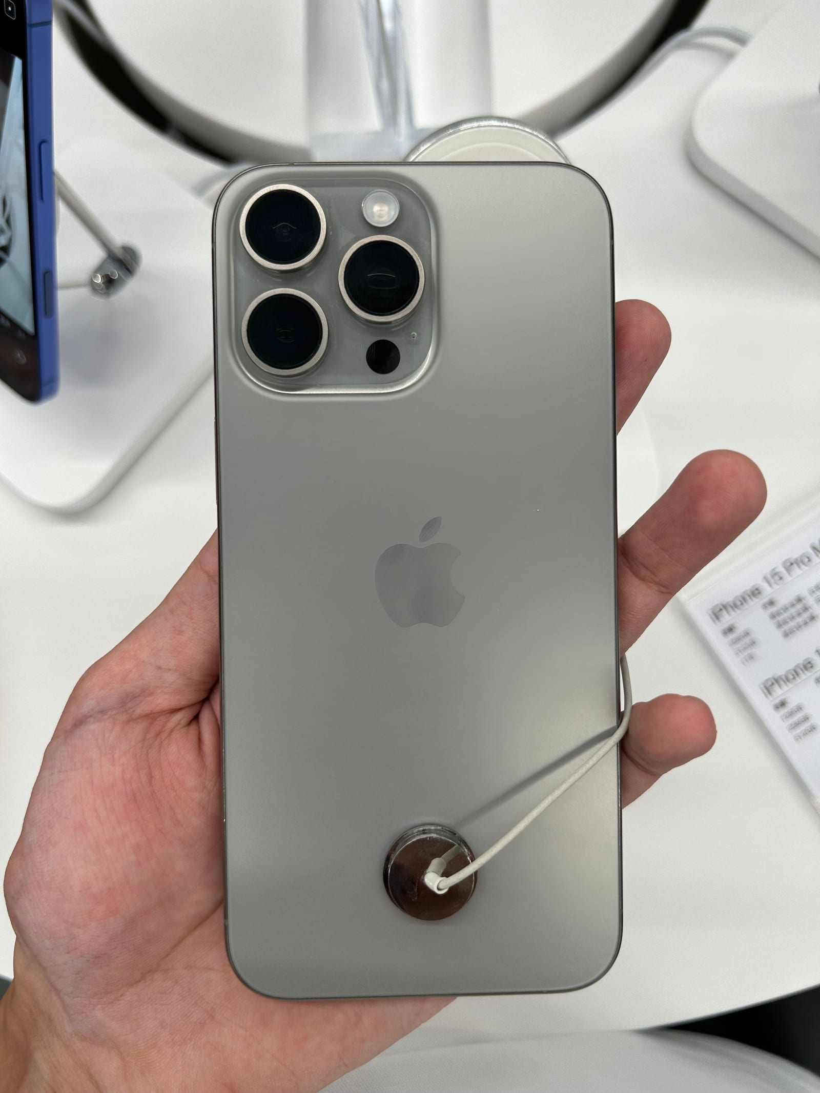 iPhone 15 Pro Max màu Titan Tự Nhiên, mặt sau