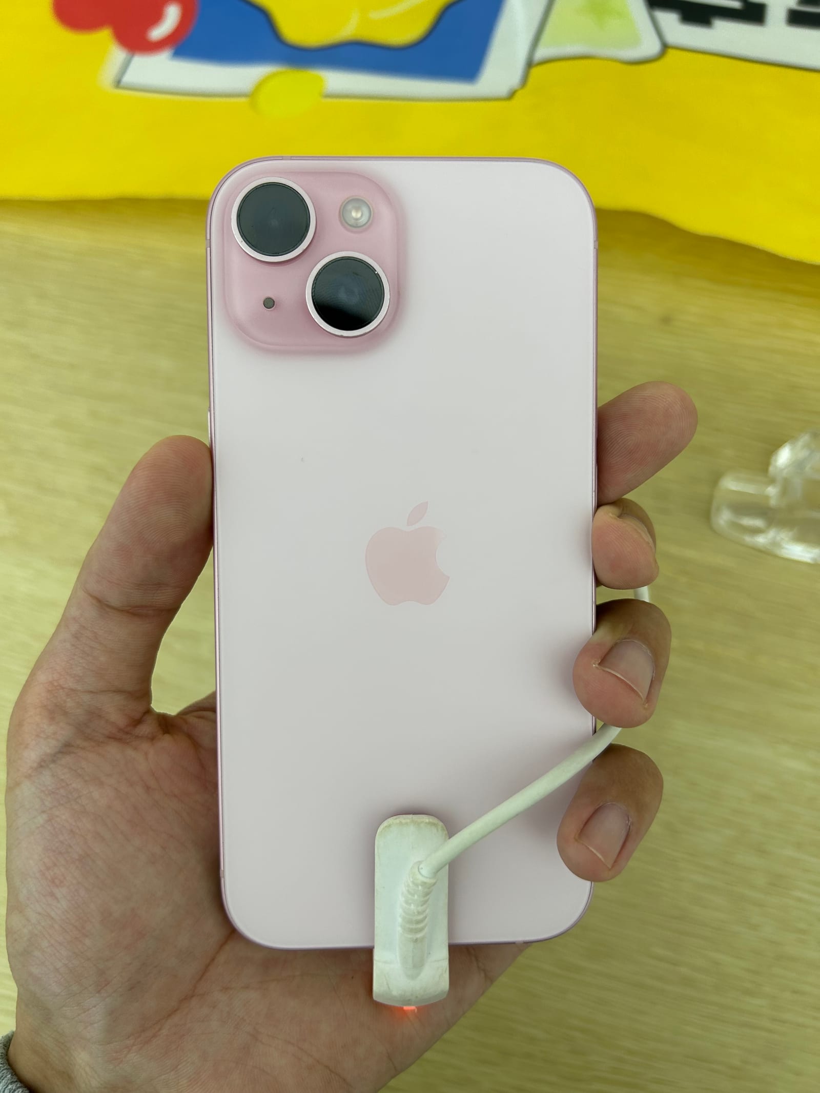 iPhone 15 màu Hồng Pastel, mặt sau
