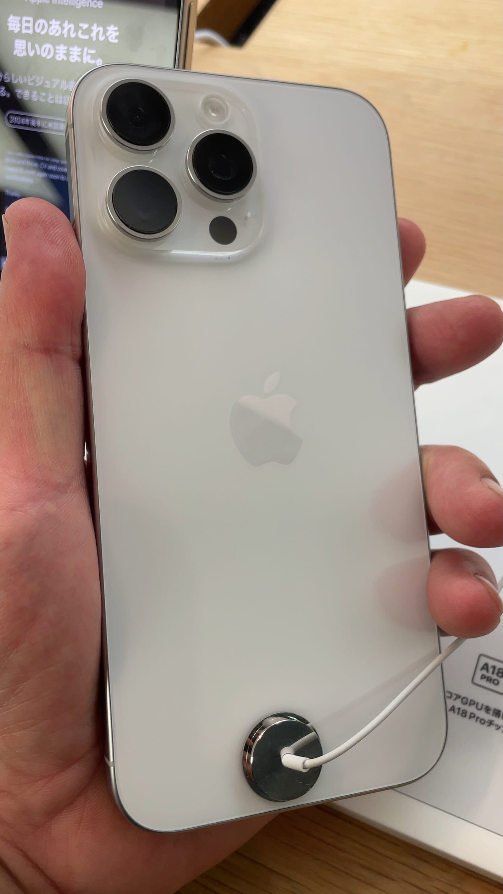 iPhone 16 Pro Max màu Titan Đen, mặt sau