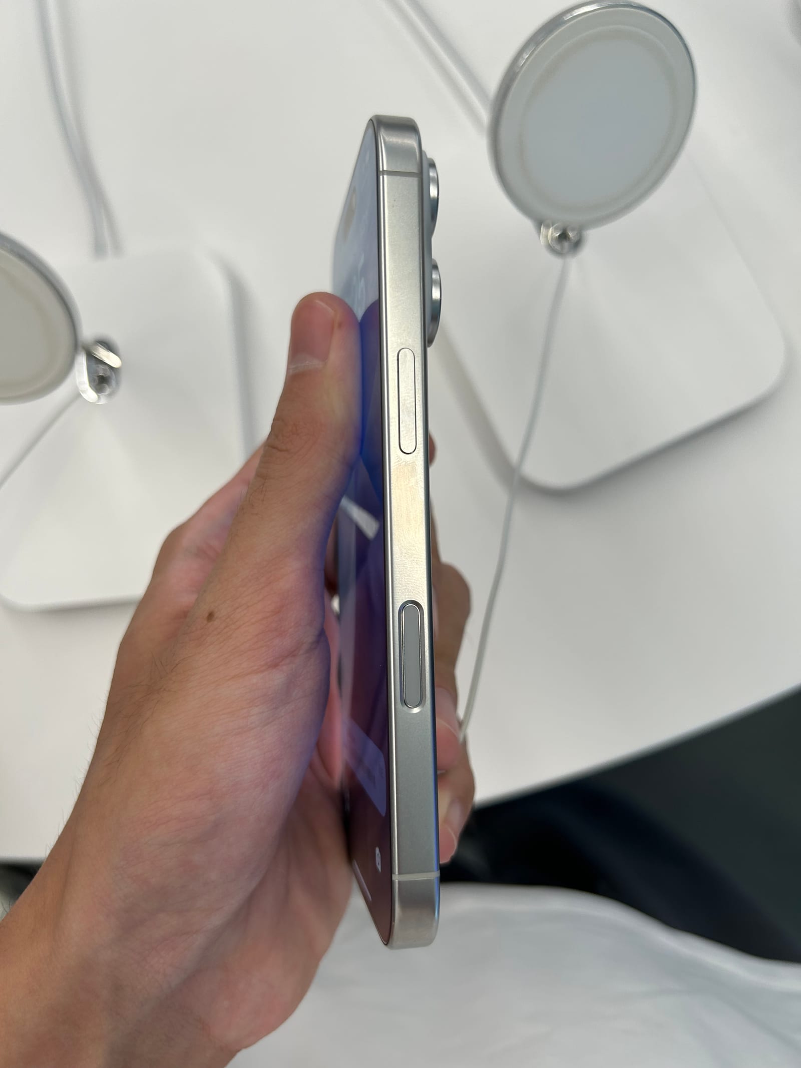 iPhone 16 Pro màu Titan Trắng, góc nghiêng