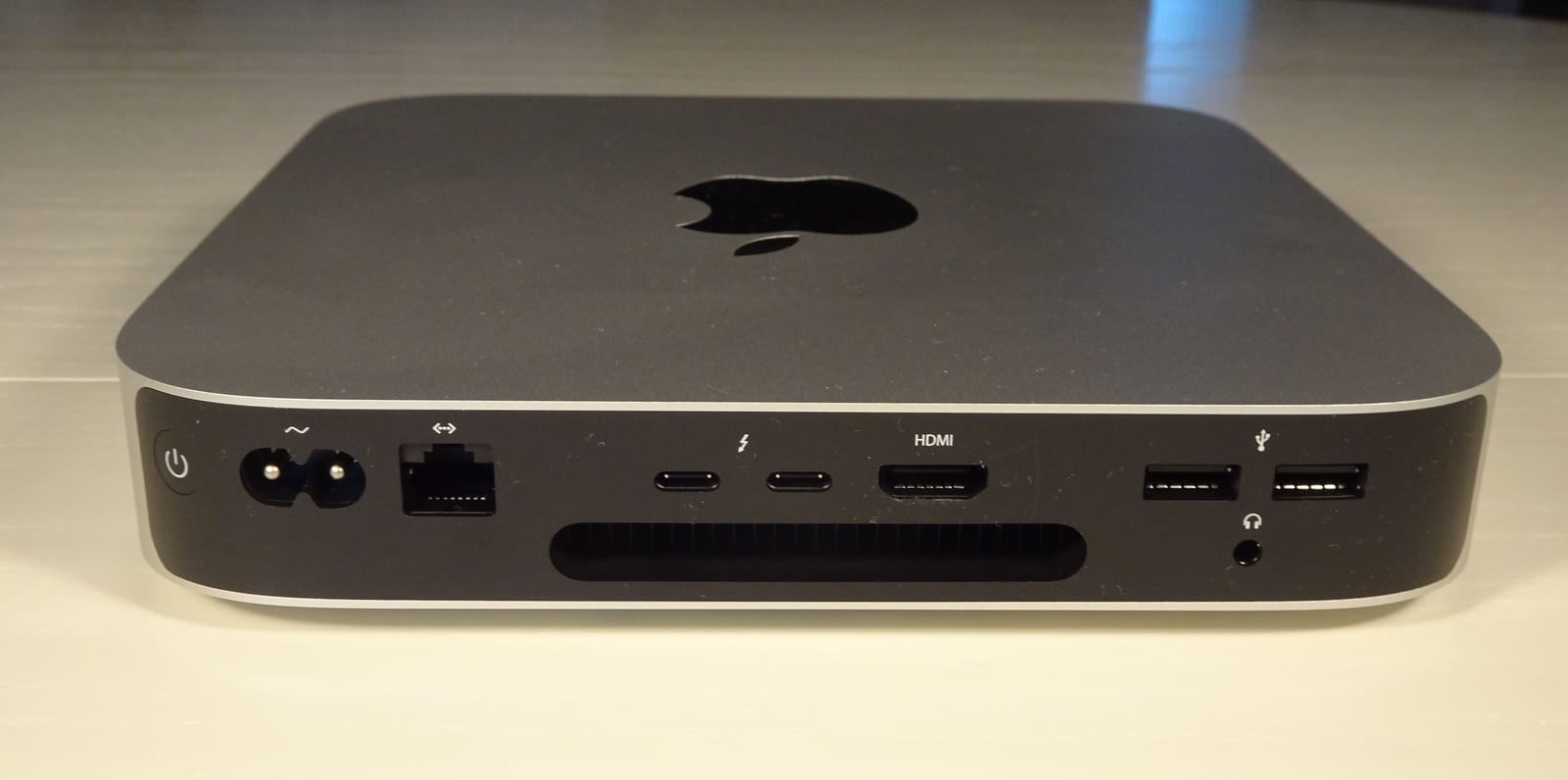 Mac mini M4, mặt sau