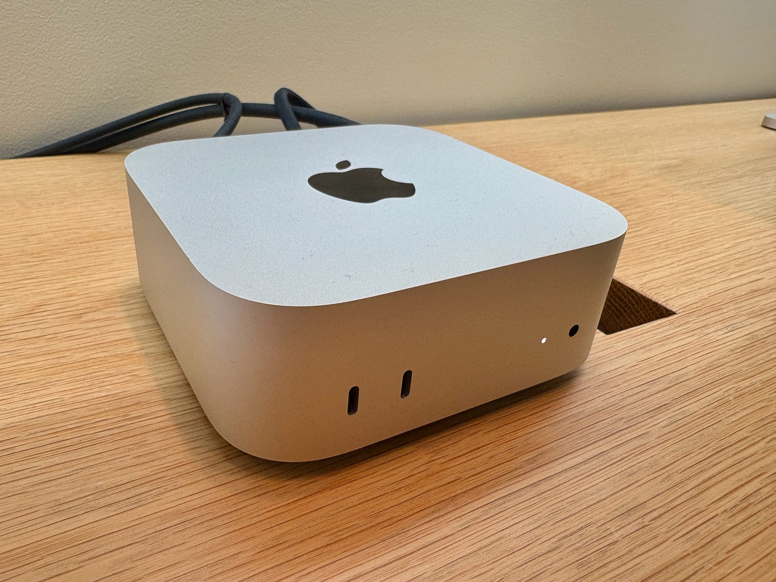 Mac mini M4, mặt trước