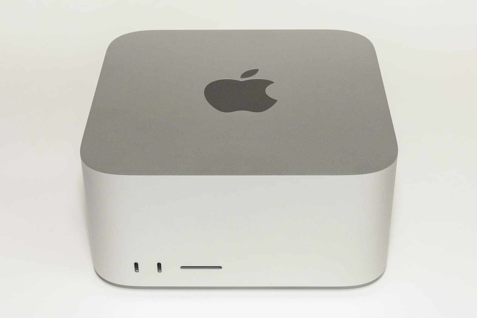 Mac Studio (M2 Max & Ultra), mặt trước
