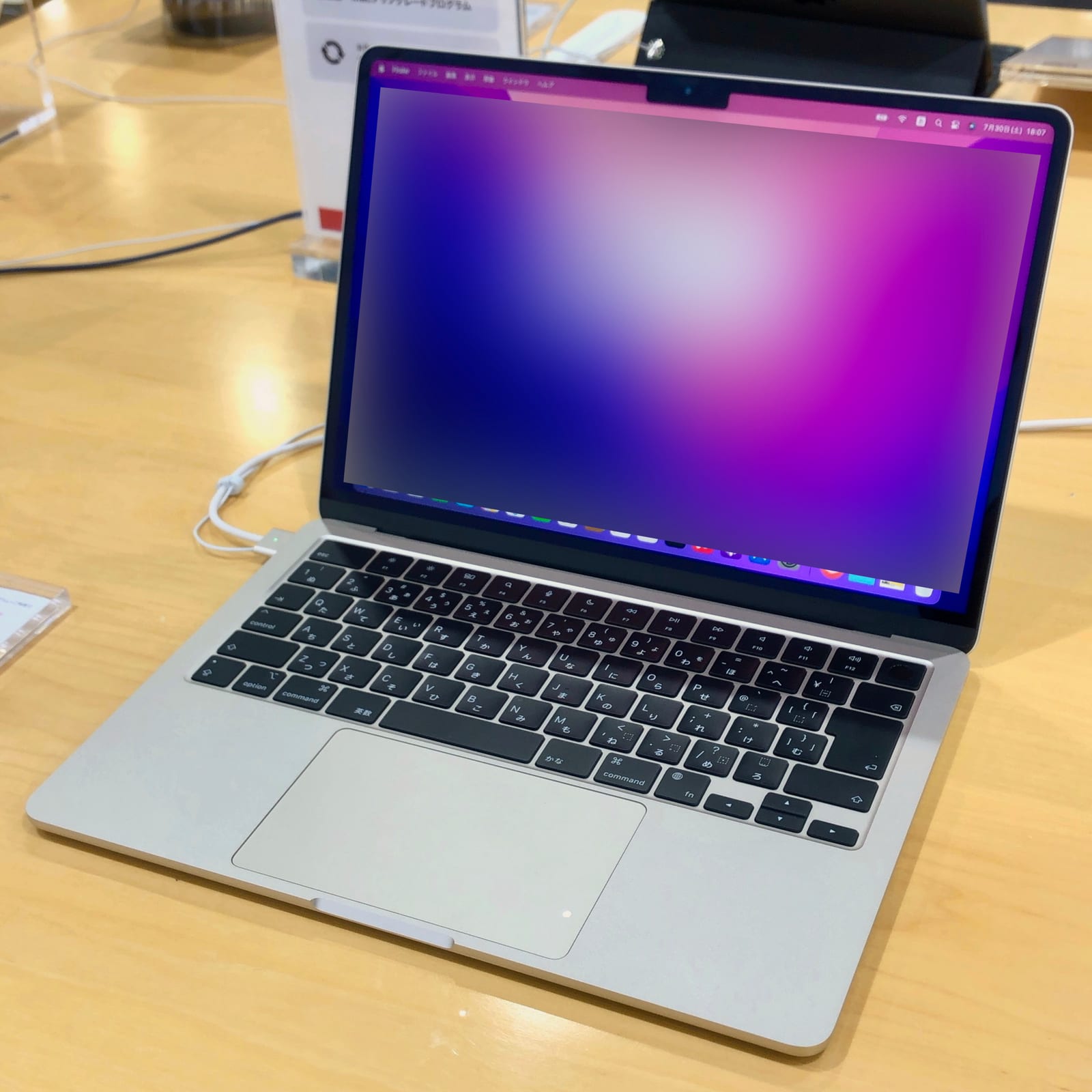 MacBook Air 13" & 15", góc nghiêng