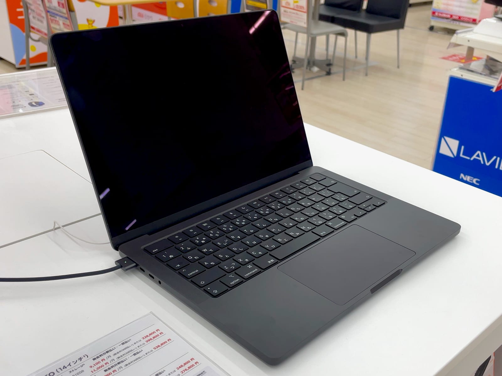 MacBook Pro 14" & 16", góc nghiêng